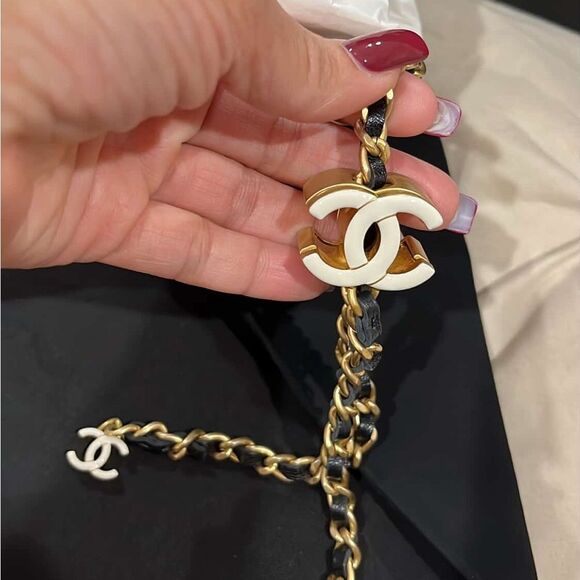 CHANEL Black Quilted Crossbody Bag - Picture 3 of 11